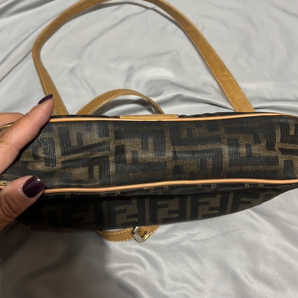 NOT FOR SALE. FENDI crossbody VINTAGE authentic - Picture 6 of 17